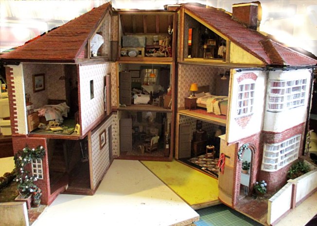 theinfill art deco dolls house blog, theinfill dolls house blog, theinfill 1930s-50s Deco House, Hogepotche Hall –Hodgepodge Hall - Medieval Tudor Jacobean dolls house blog - Nostalgia Close open house from the front